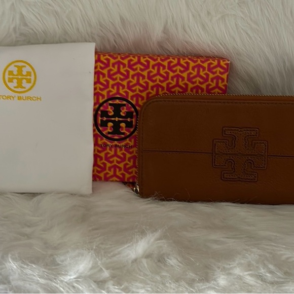 ~AUTHENTIC ~Tory Burch Wallet - Picture 2 of 13
